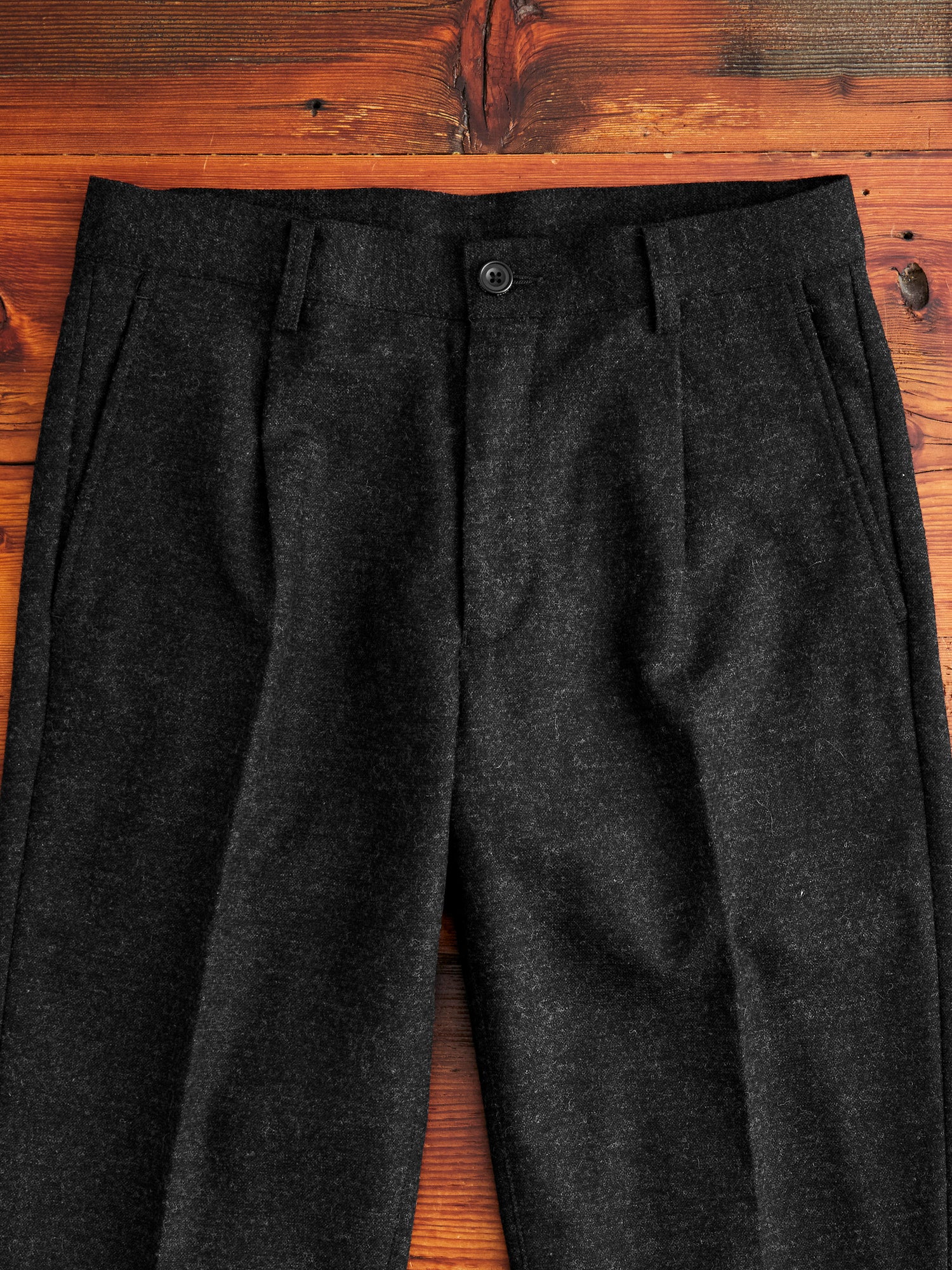 1-Pleat Wool Cashmere Trouser in Charcoal - Image 3
