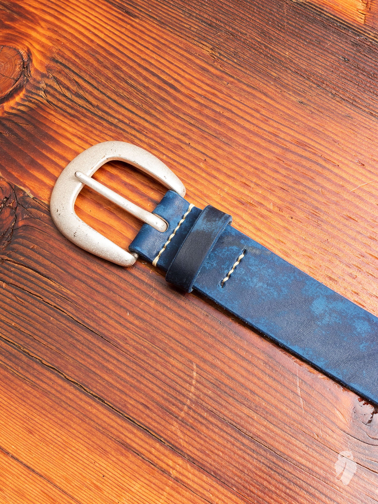 6210 Wild Leather Belt in Navy - Image 2