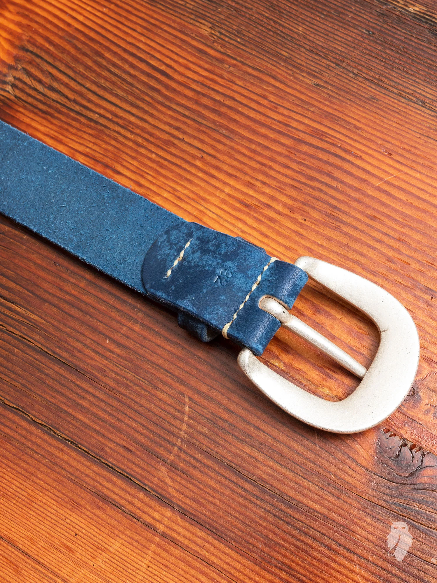 6210 Wild Leather Belt in Navy - Image 3