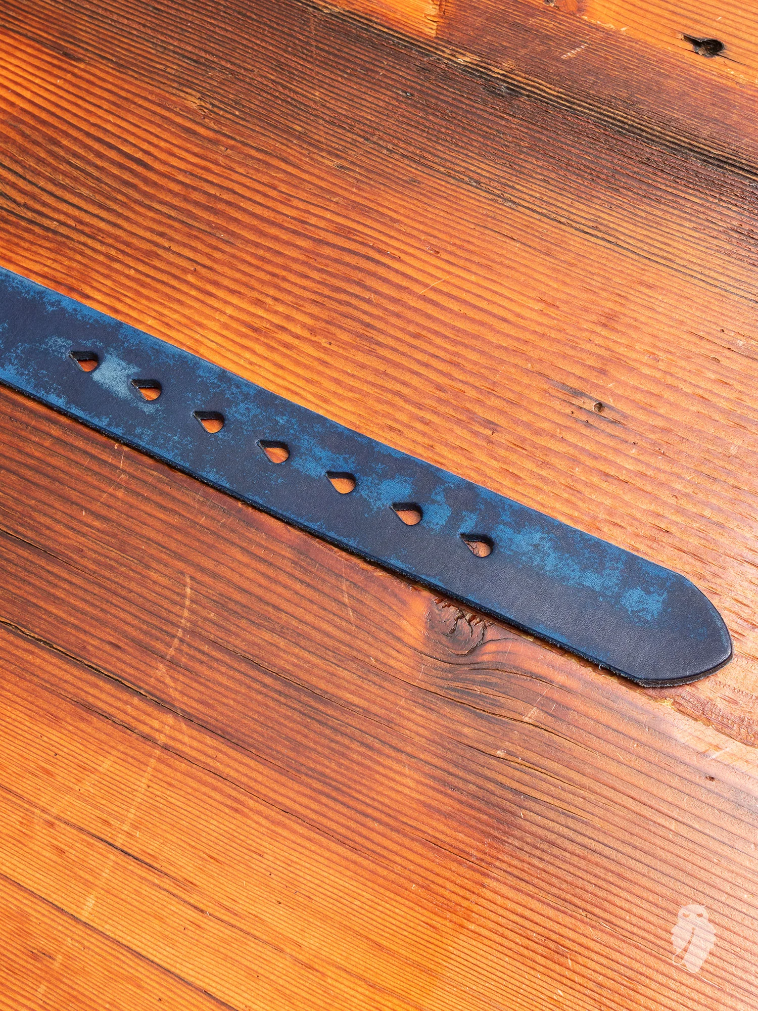 6210 Wild Leather Belt in Navy - Image 4