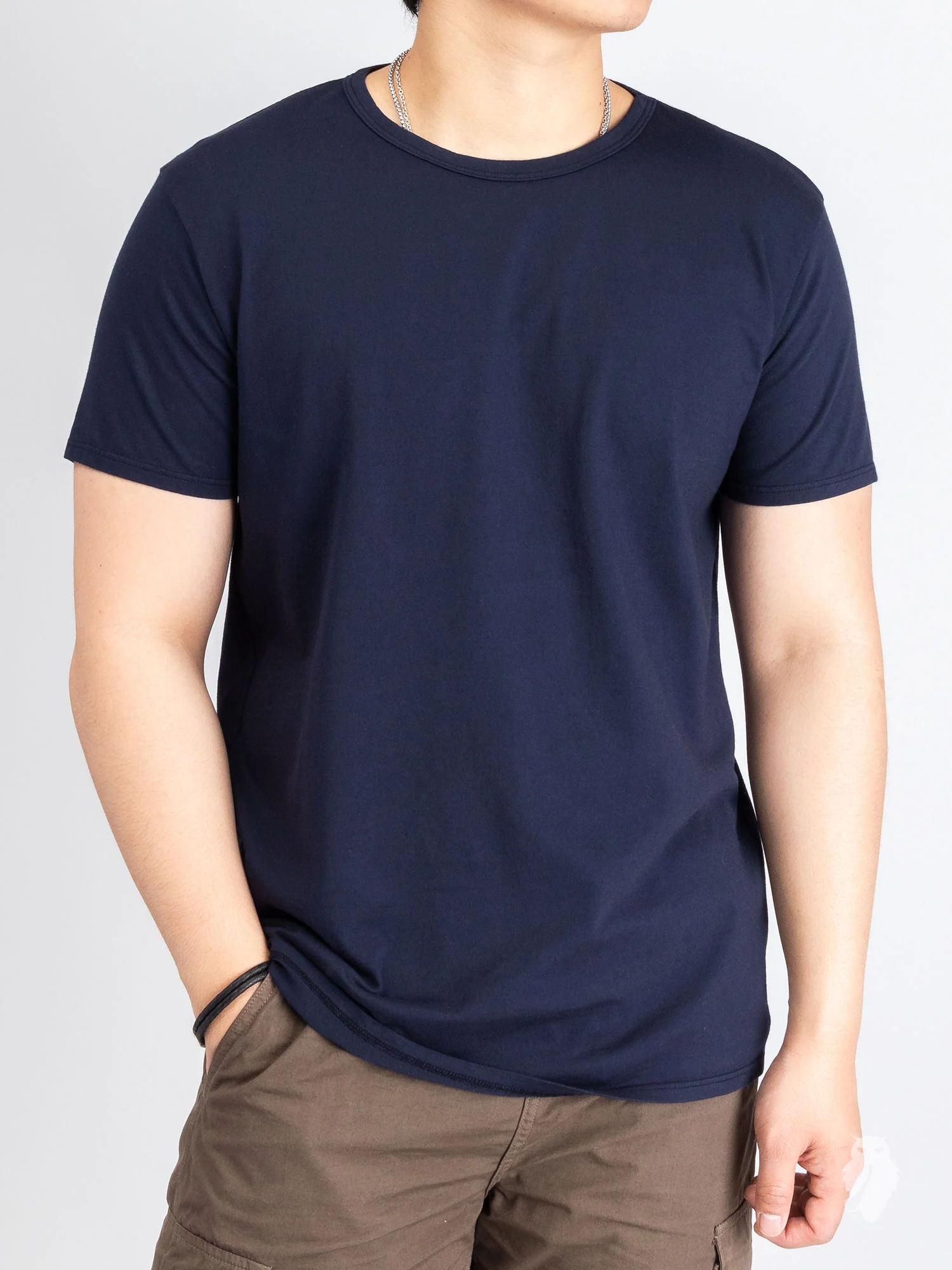 Basis T-Shirt in Navy - Image 2
