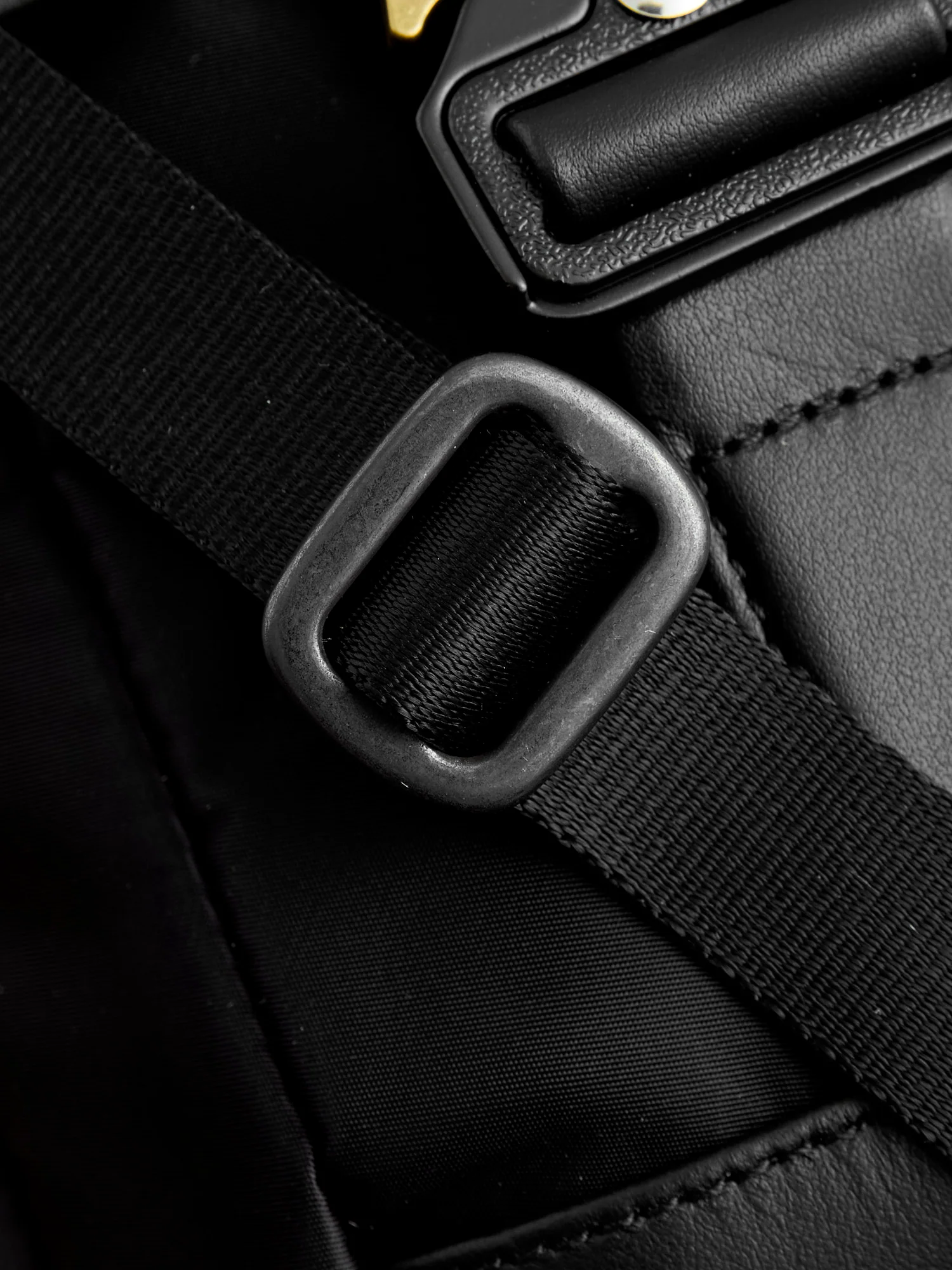 Confi Shoulder Bag in Black - Image 3
