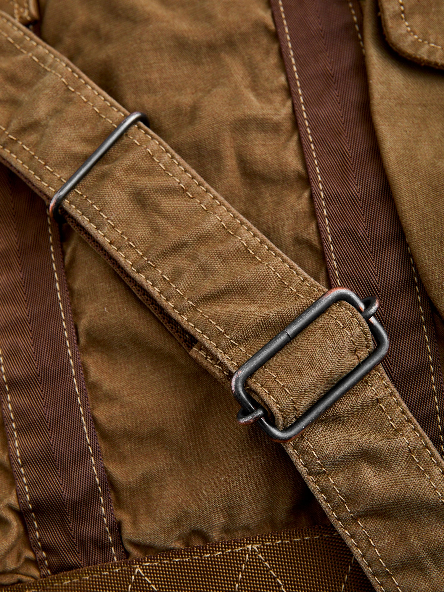 "Crag" 2-Way Boston Bag (S) in Coyote - Image 3