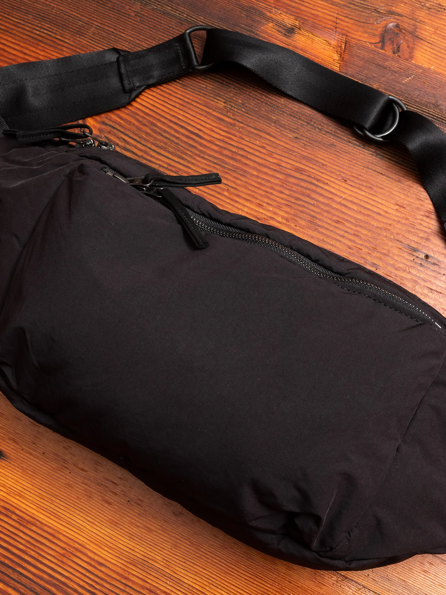 Cramshell Shoulder Bag in Black - Image 3