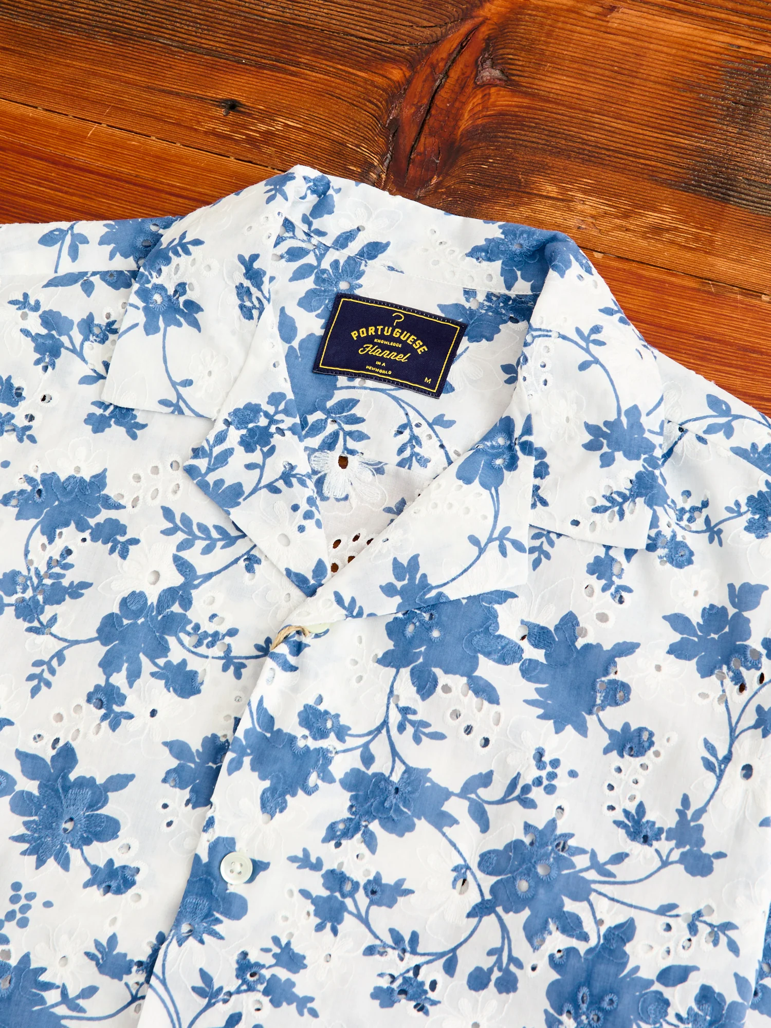 Minho Button-Up Shirt in White Blue - Image 3