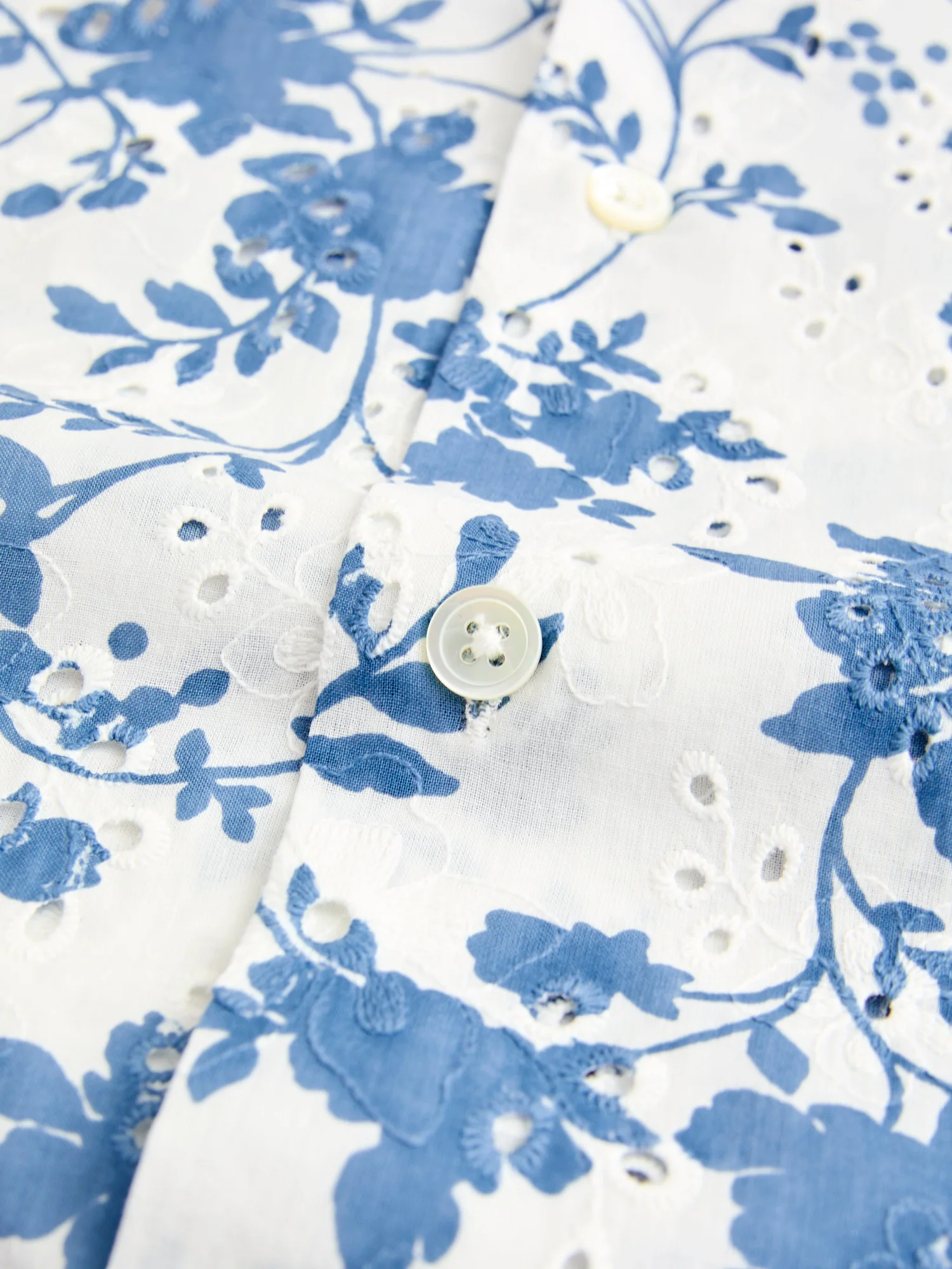 Minho Button-Up Shirt in White Blue - Image 5