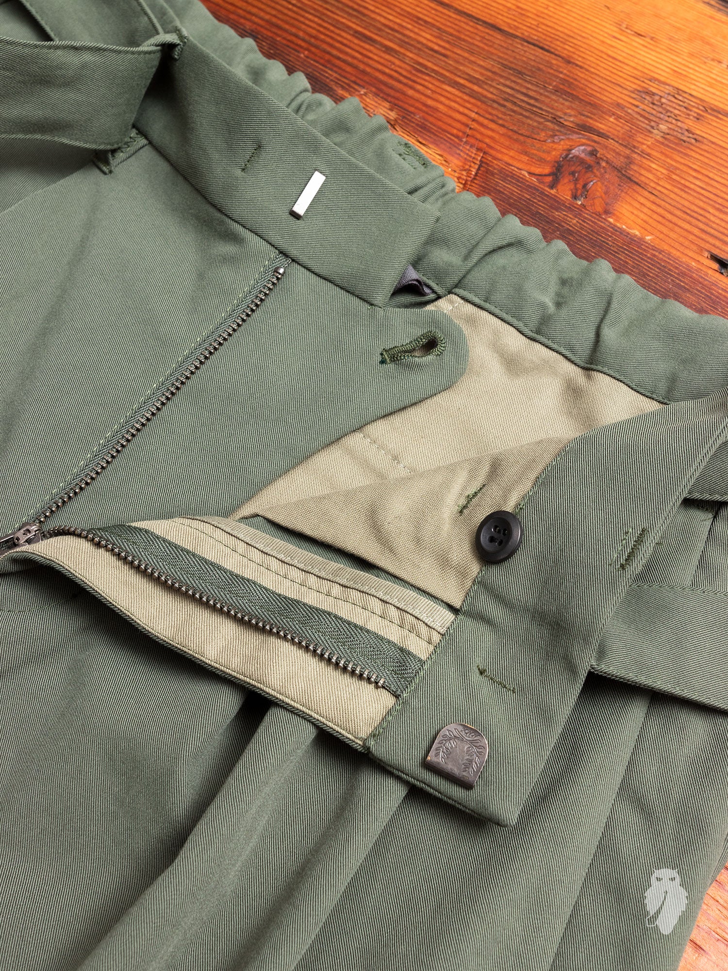 Pleated Relaxed Trouser in Khaki Green - Image 7