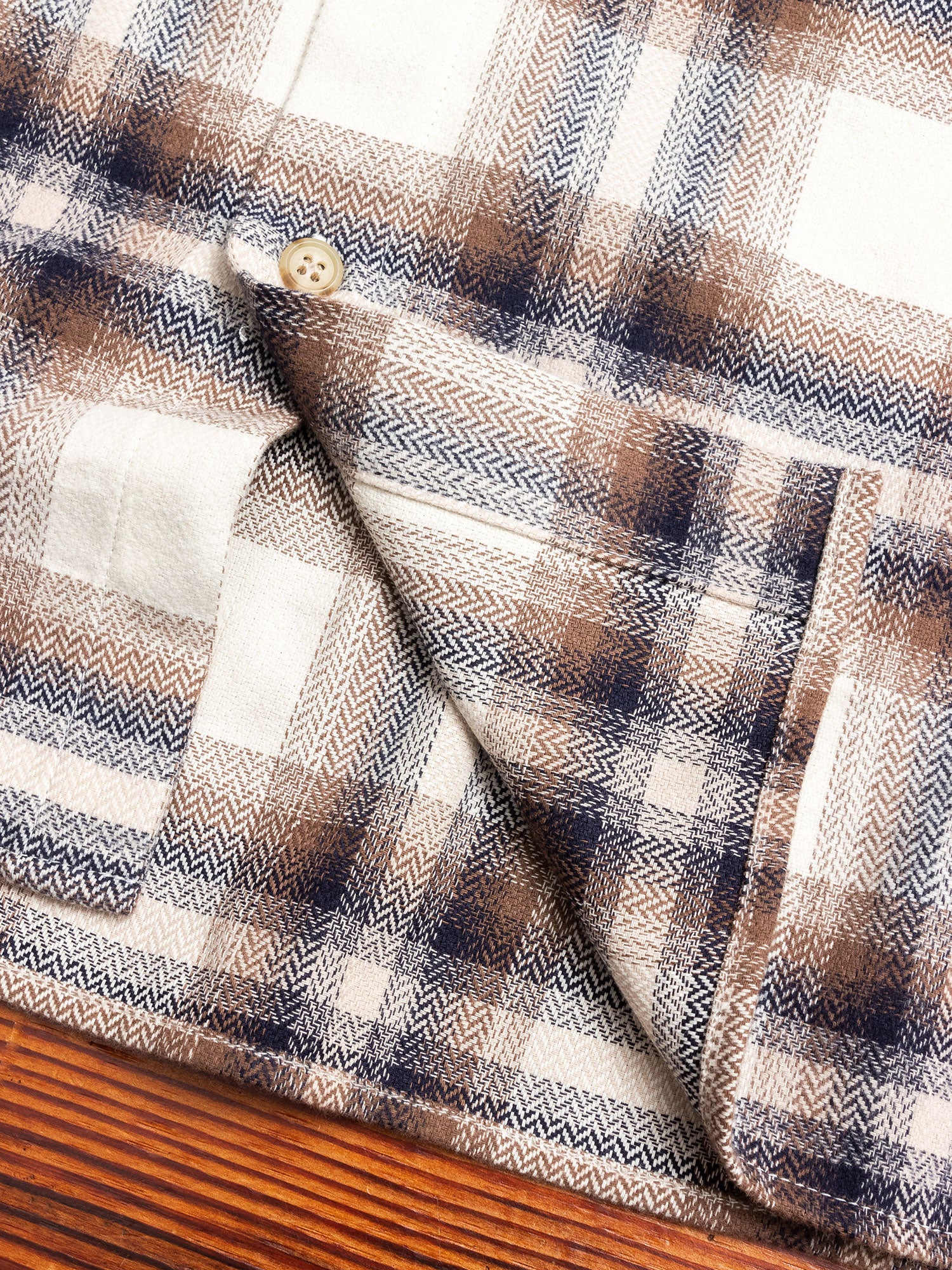 Sly Straight Hem Flannel in Natural x Navy - Image 7
