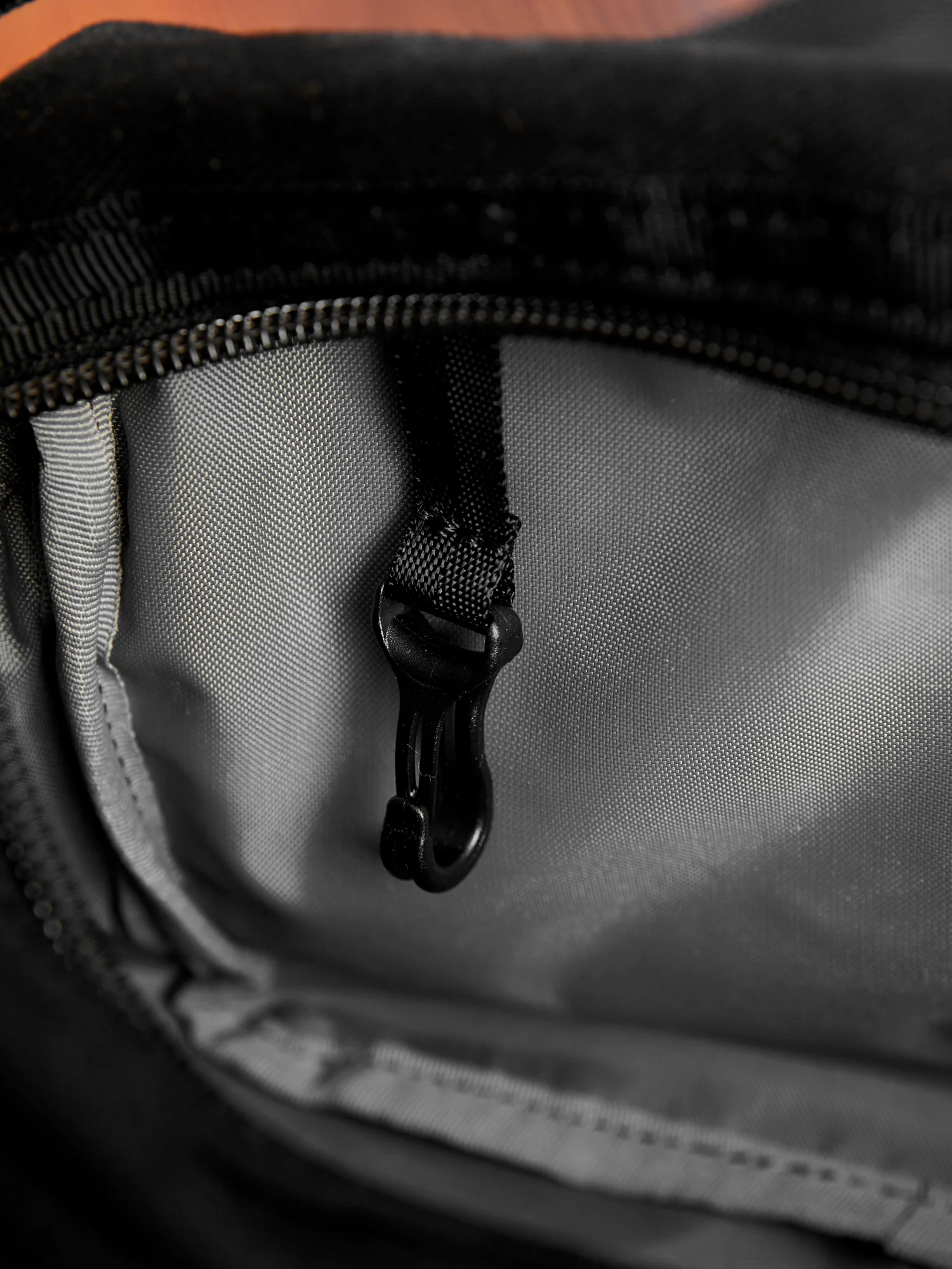 "Switch" Shoulder Bag (S) in Black - Image 9