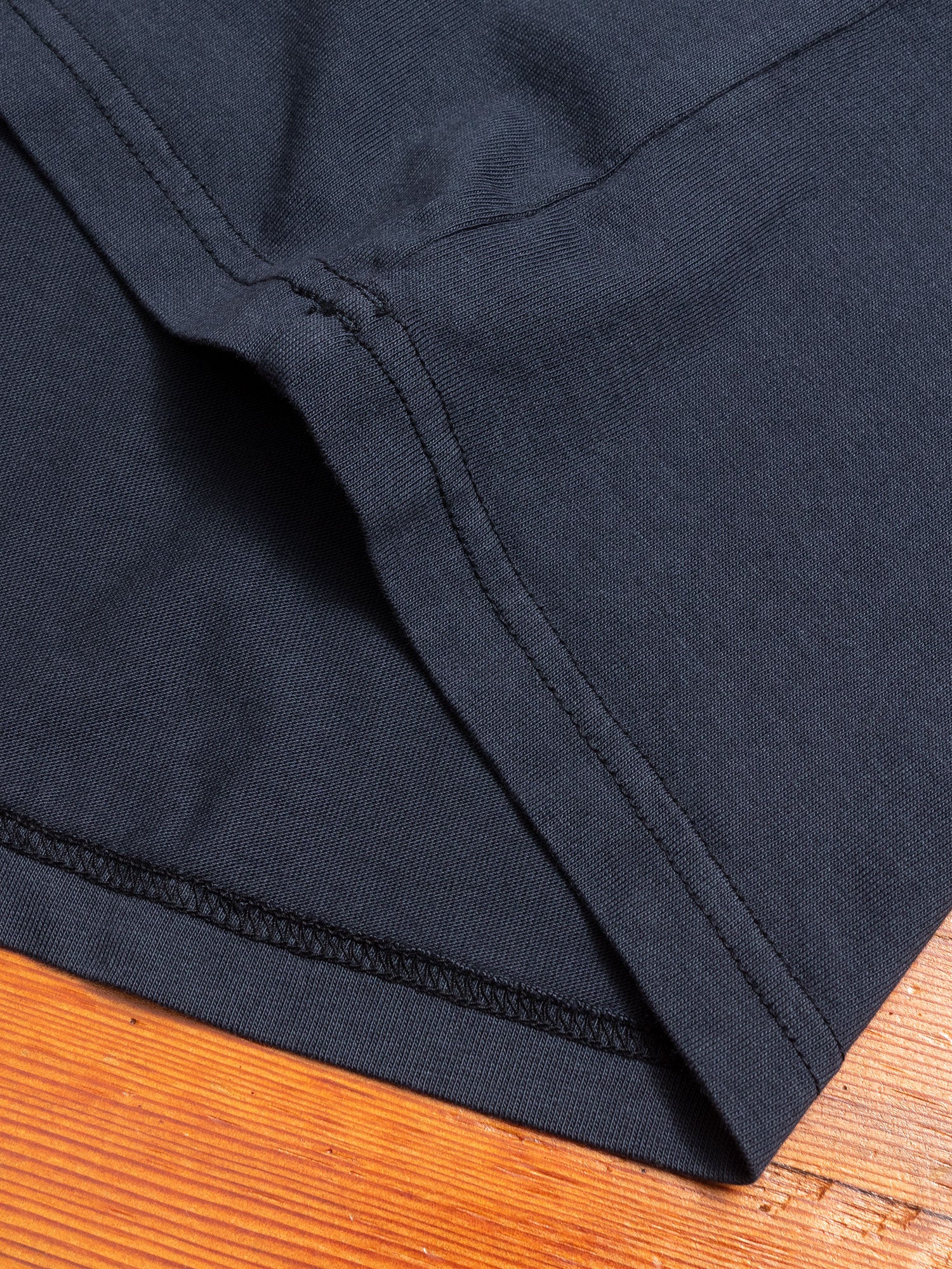 The Pocket T-Shirt in Dark Navy - Image 4