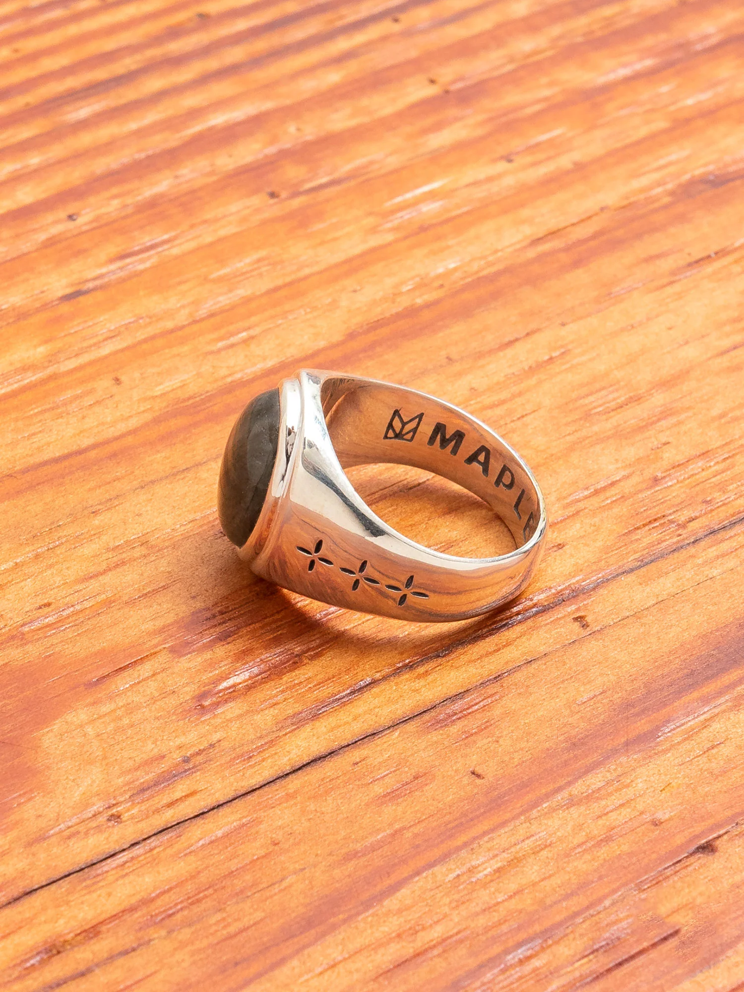 Tommy Signet Ring in Silver/Labradorite - Image 4